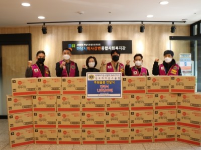 성우라이온스클럽, 하남시미사강변종합사회복지관에 100만원 상당의 간편식 전달 이미지
