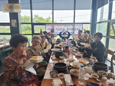 하남시미사강변종합사회복지관과 송추가마골 미사점, 하남빵집이 함께하는 지역사회 따뜻한 나눔 “어르신 생신잔치”… 이미지