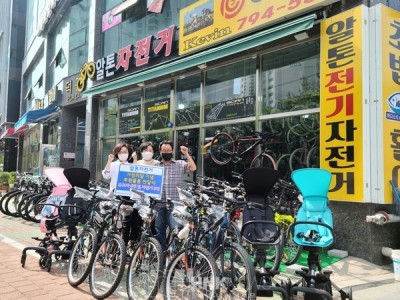 알톤자전거스포츠, 가정의 달을 맞이하여 하남시미사강변종합사회복지관에 유모차 및 자전거 전달 이미지