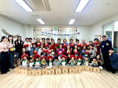 하남시 한강유역환경청 한강직장어린이집,  하남시미사강변종합사회복지관과 홀몸 어르신들을 찾아  어버이날 행사 … 이미지